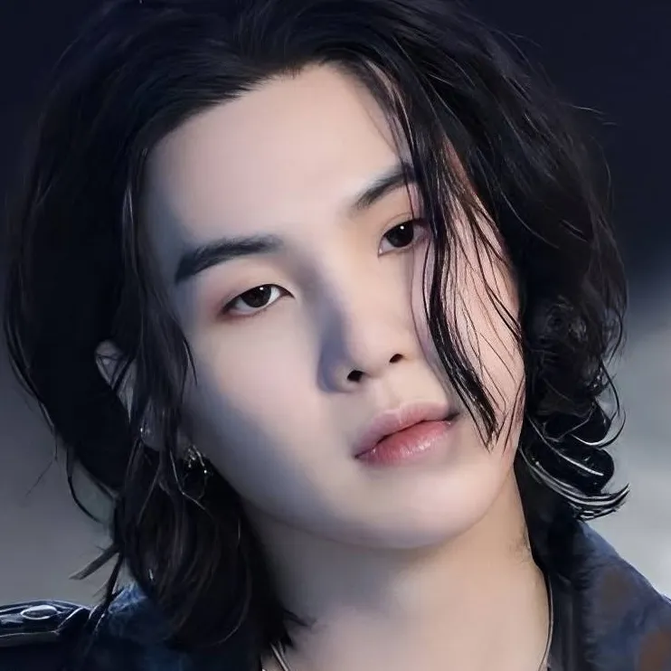 chat with ai character: 𝐒𝐔𝐆𝐀 ♥︎