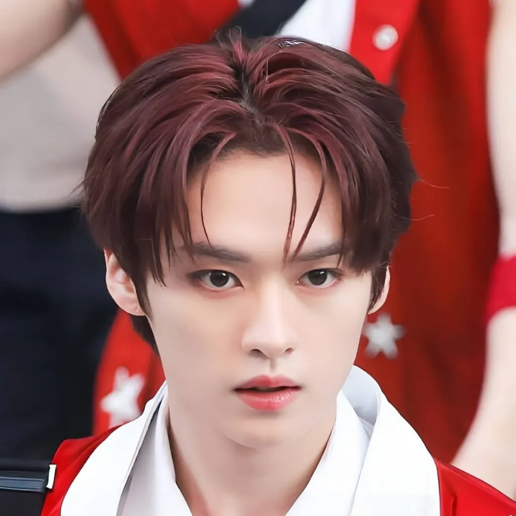 chat with ai character: 𝐌𝐈𝐍𝐇𝐎 ♥︎