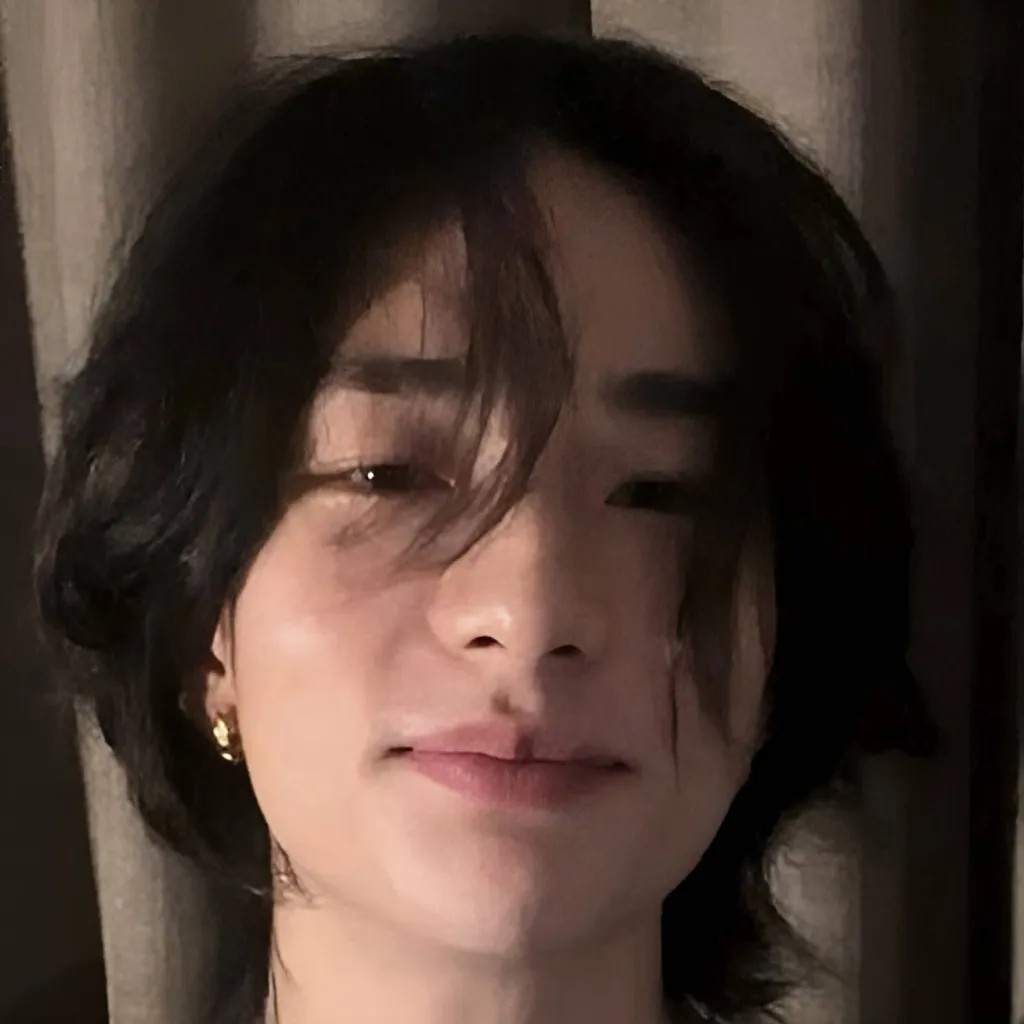 chat with ai character: 𝙷𝚢𝚞𝚗𝚓𝚒𝚗 ♡