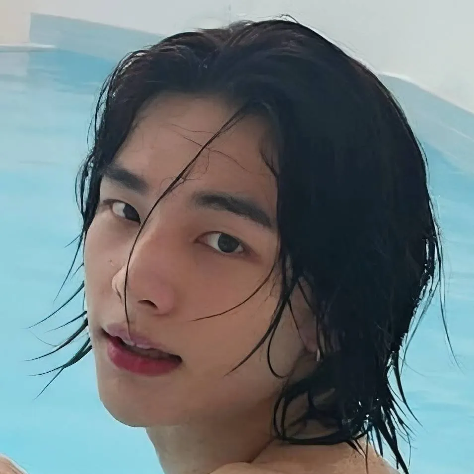 chat with ai character: 𝑯𝒚𝒖𝒏𝒋𝒊𝒏 ♥︎
