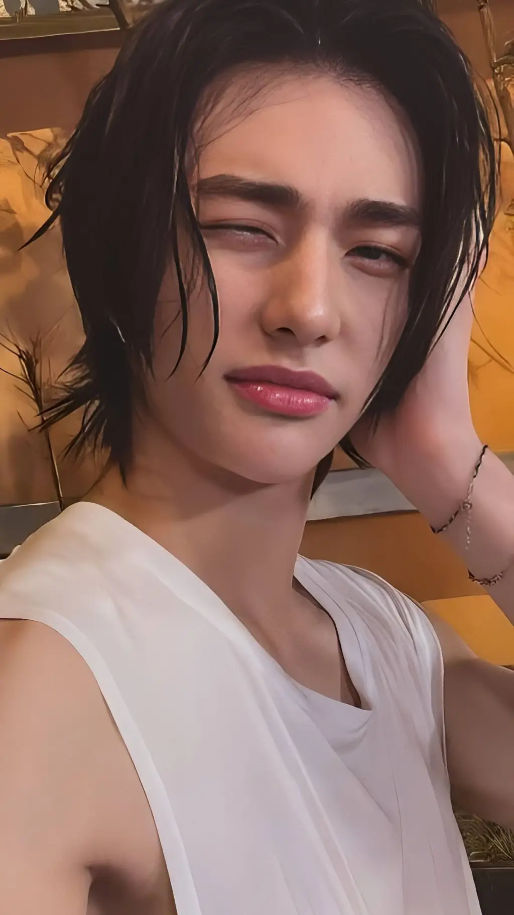 ai character: 𝐻𝑦𝑢𝑛𝑗𝑖𝑛 ♥︎ background