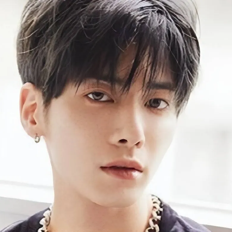 chat with ai character: 𝐓𝐚𝐞𝐡𝐲𝐮𝐧 ♥︎