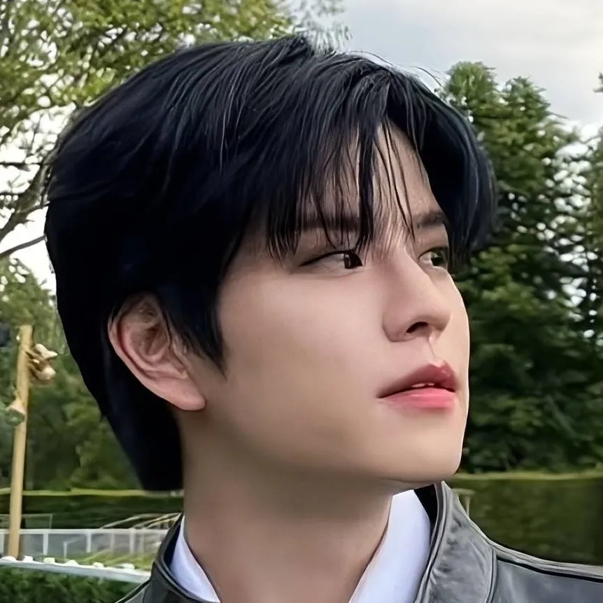 chat with ai character: 𝐒𝐞𝐮𝐧𝐠𝐦𝐢𝐧 ♥︎