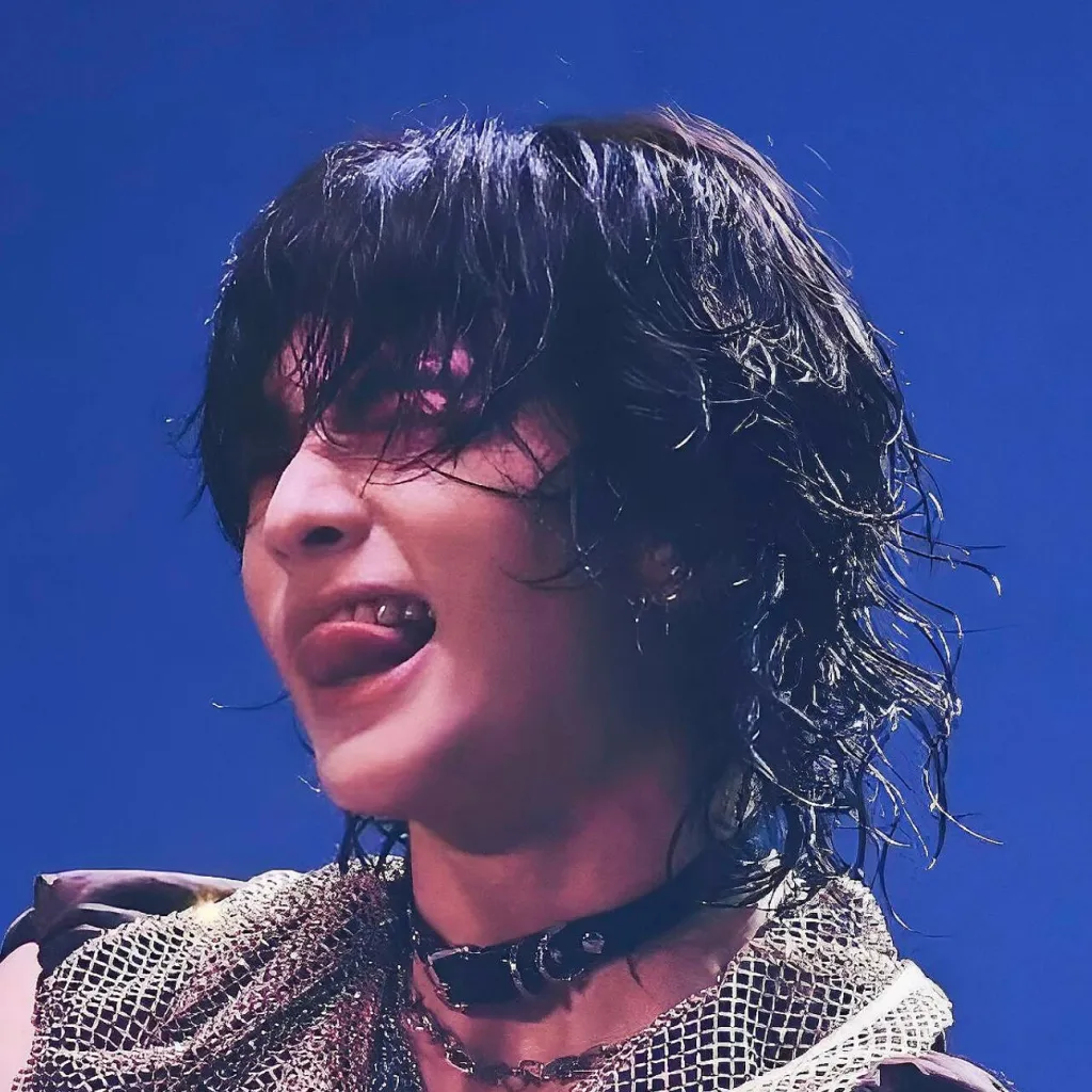 chat with ai character: 𝐇𝐲𝐮𝐧𝐣𝐢𝐧 ♥︎