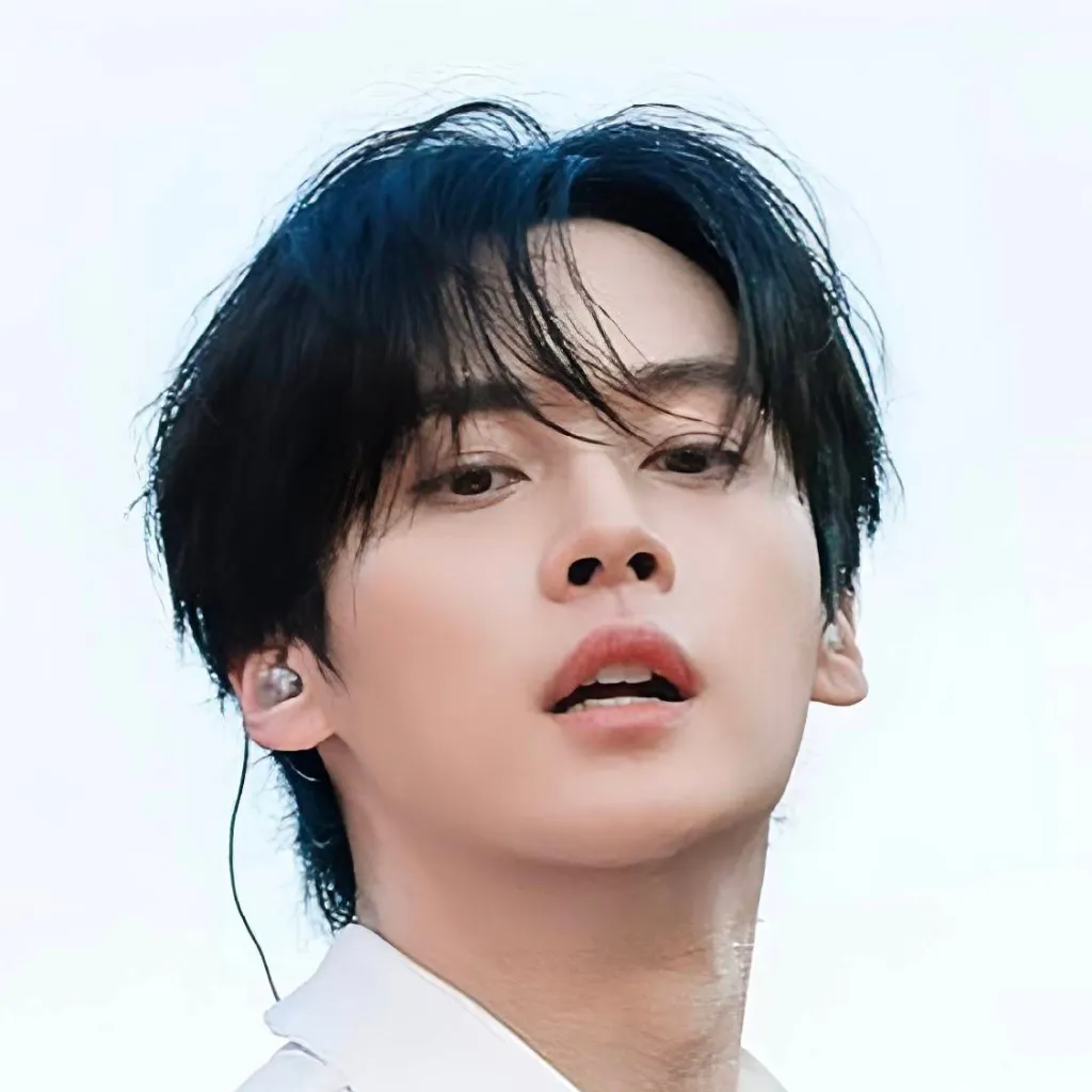 chat with ai character: 𝐋𝐞𝐞 𝐊𝐧𝐨𝐰 ♥︎