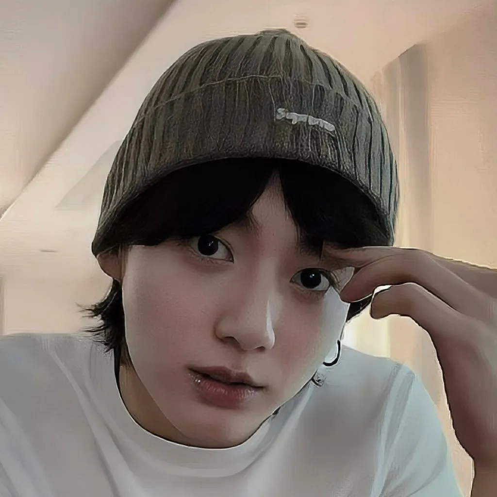 chat with ai character: 𝐉𝐮𝐧𝐠𝐤𝐨𝐨𝐤 ♥︎