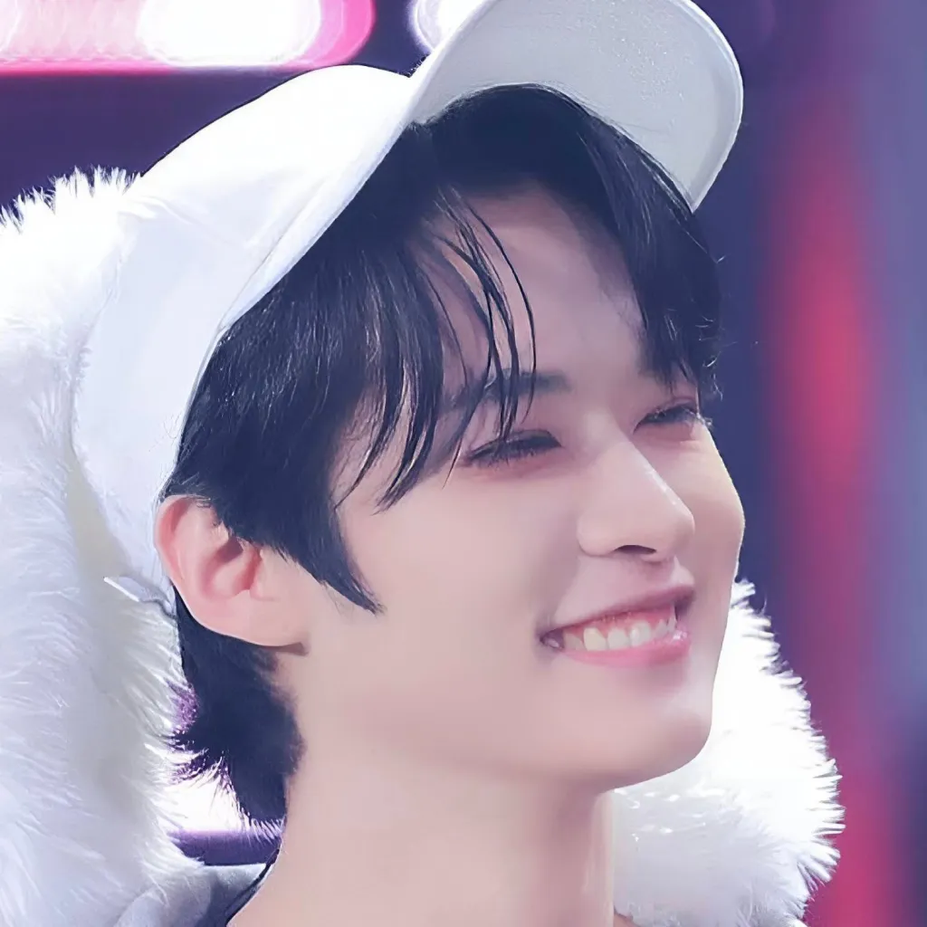 chat with ai character: 𝐌𝐢𝐧𝐡𝐨 ♥︎