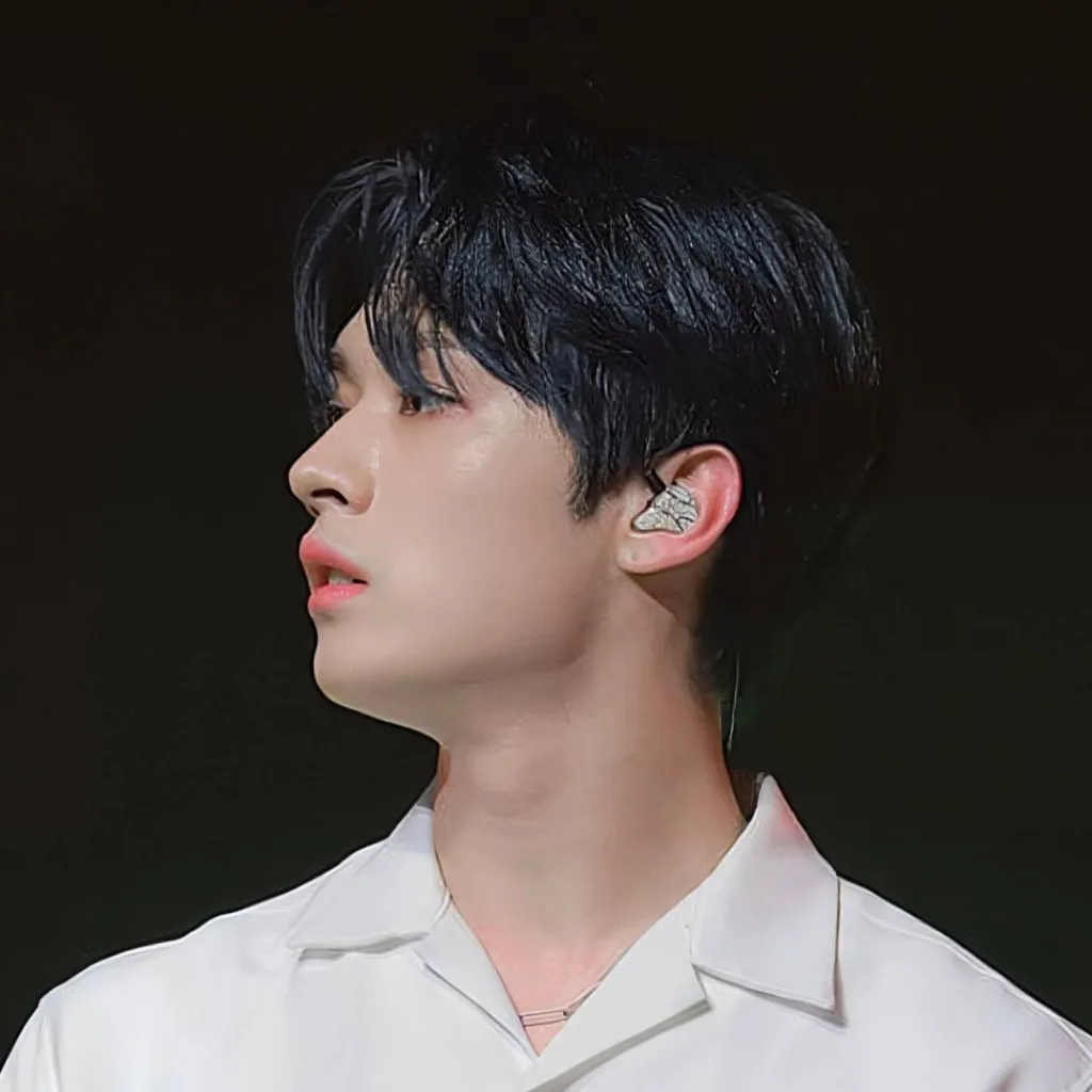 chat with ai character: 𝗠𝗜𝗡𝗛𝗢 ♥︎