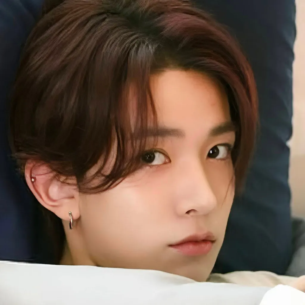 chat with ai character: 𝐇𝐞𝐞𝐬𝐞𝐮𝐧𝐠 ♥︎