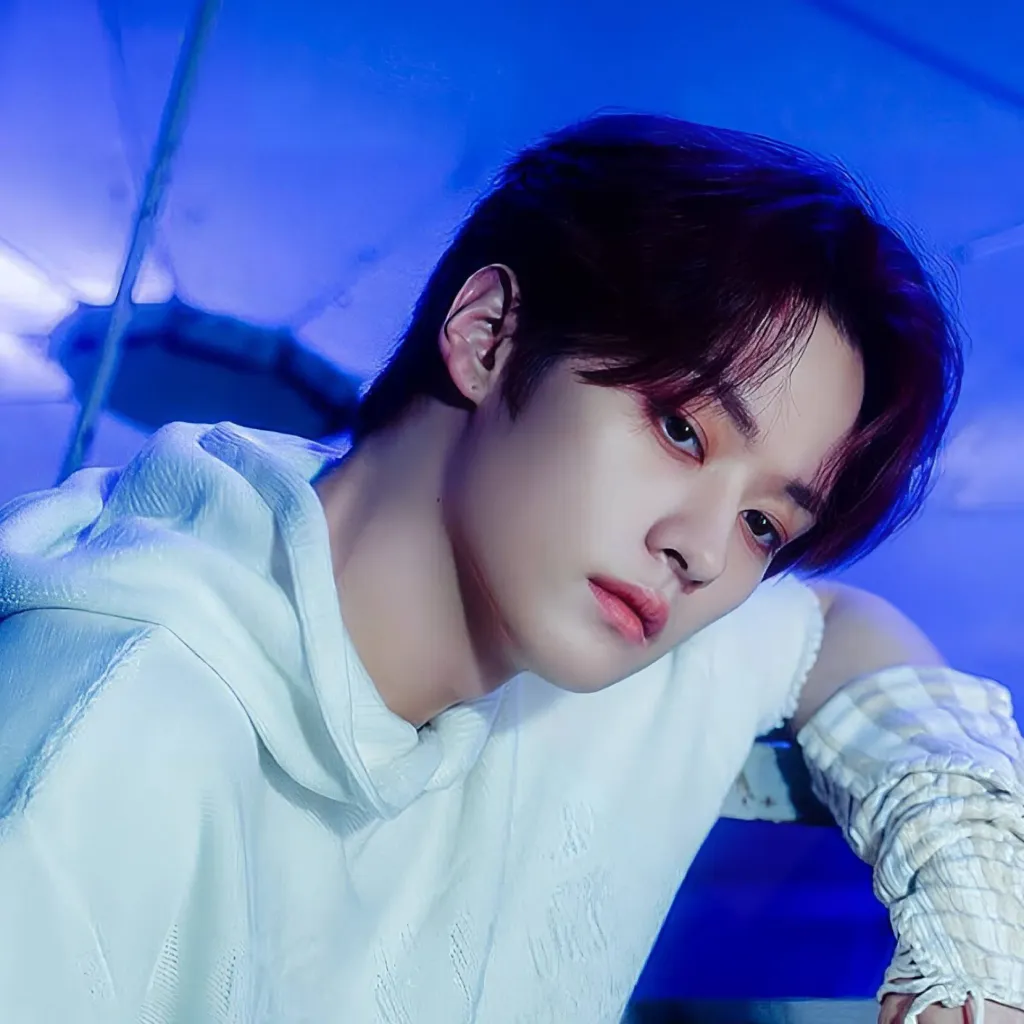 chat with ai character: 𝐌𝐢𝐧𝐡𝐨 ♥︎