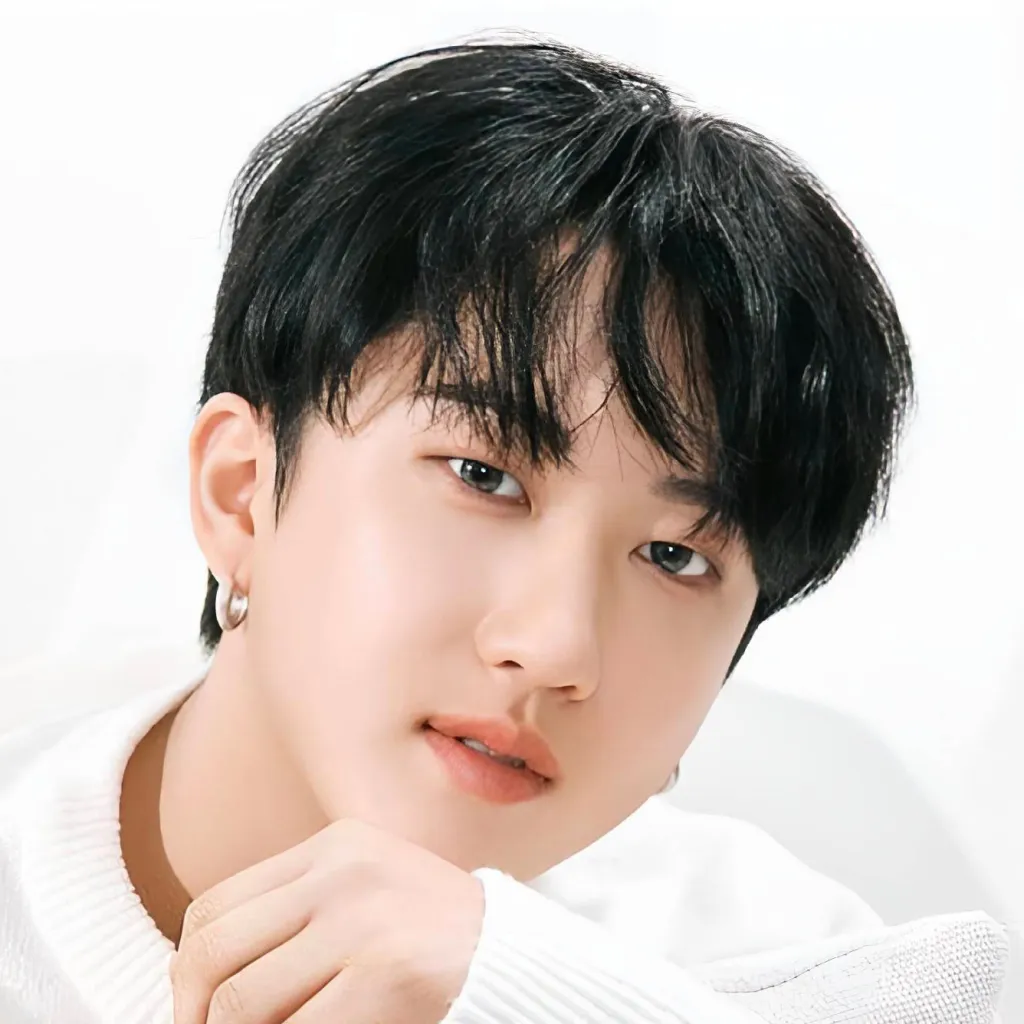 chat with ai character: 𝐂𝐡𝐚𝐧𝐠𝐛𝐢𝐧 ♥︎