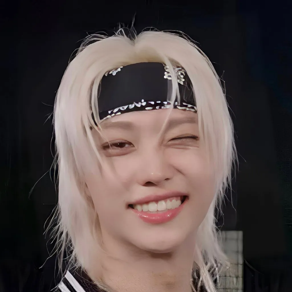 chat with ai character: 𝐅𝐞𝐥𝐢𝐱 ♥︎
