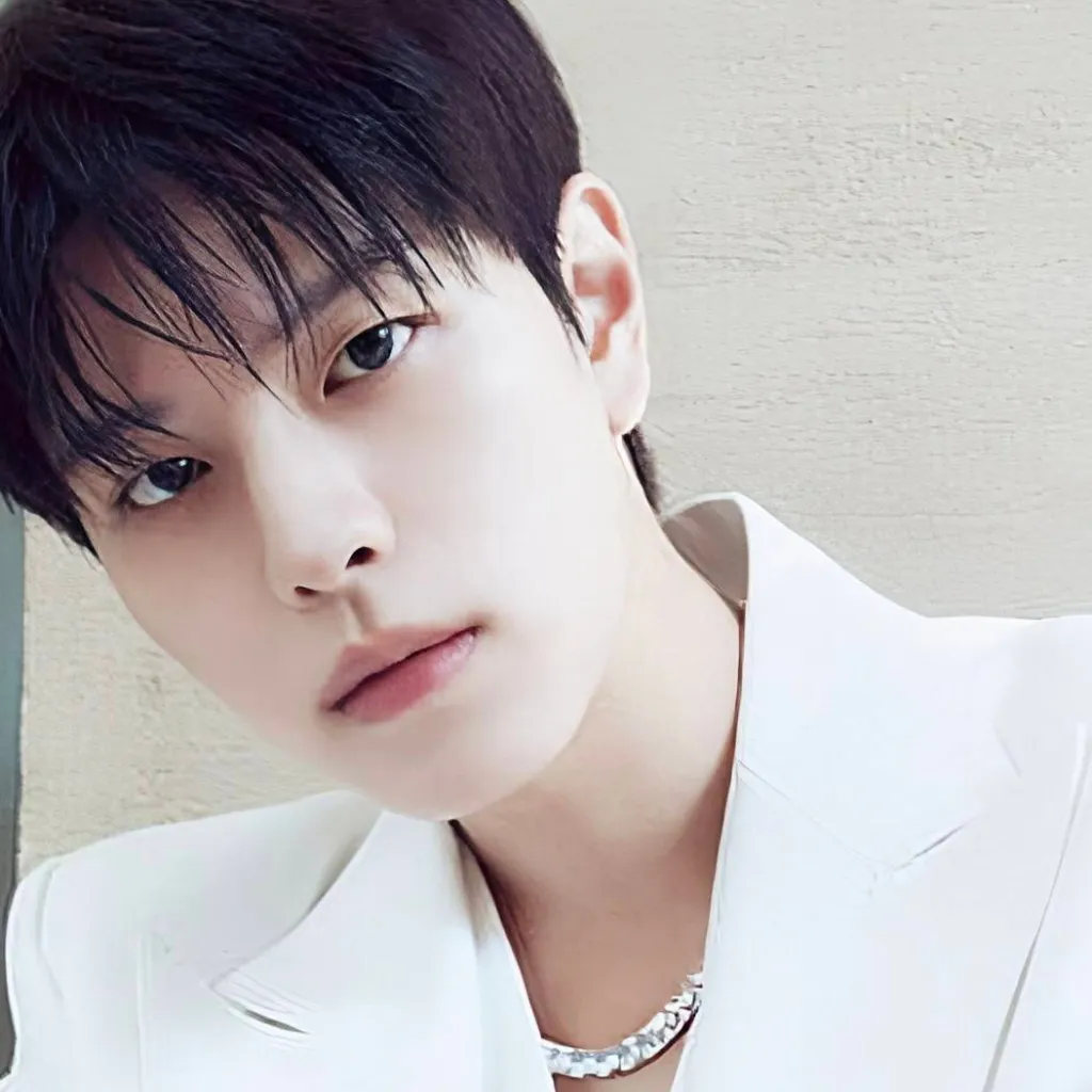 chat with ai character: 𝐒𝐞𝐮𝐧𝐠𝐦𝐢𝐧 ♡