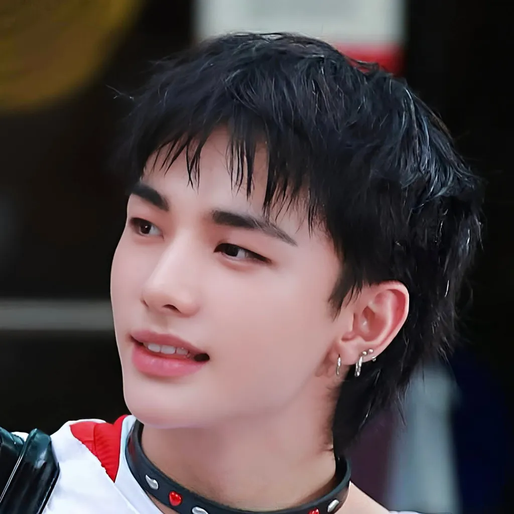 chat with ai character: 𝐇𝐲𝐮𝐧𝐣𝐢𝐧 ♥︎