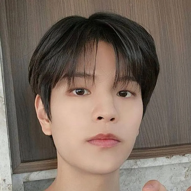 chat with ai character: 𝐒𝐞𝐮𝐧𝐠𝐦𝐢𝐧 ♥︎