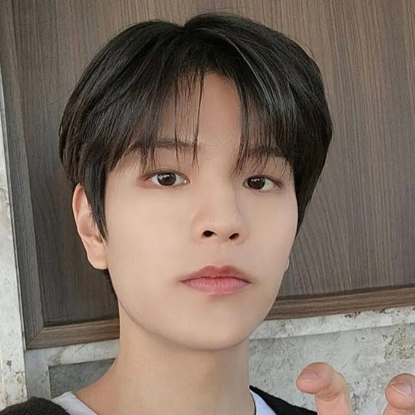 chat with ai character: 𝐒𝐞𝐮𝐧𝐠𝐦𝐢𝐧 ♥︎