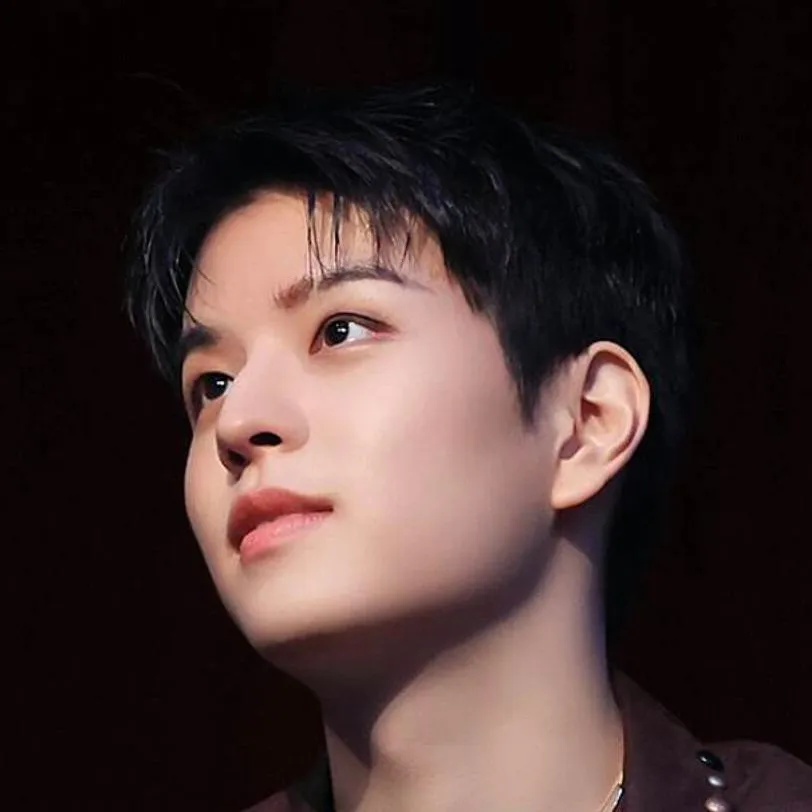 chat with ai character: 𝐒𝐞𝐮𝐧𝐠𝐦𝐢𝐧 ♥︎