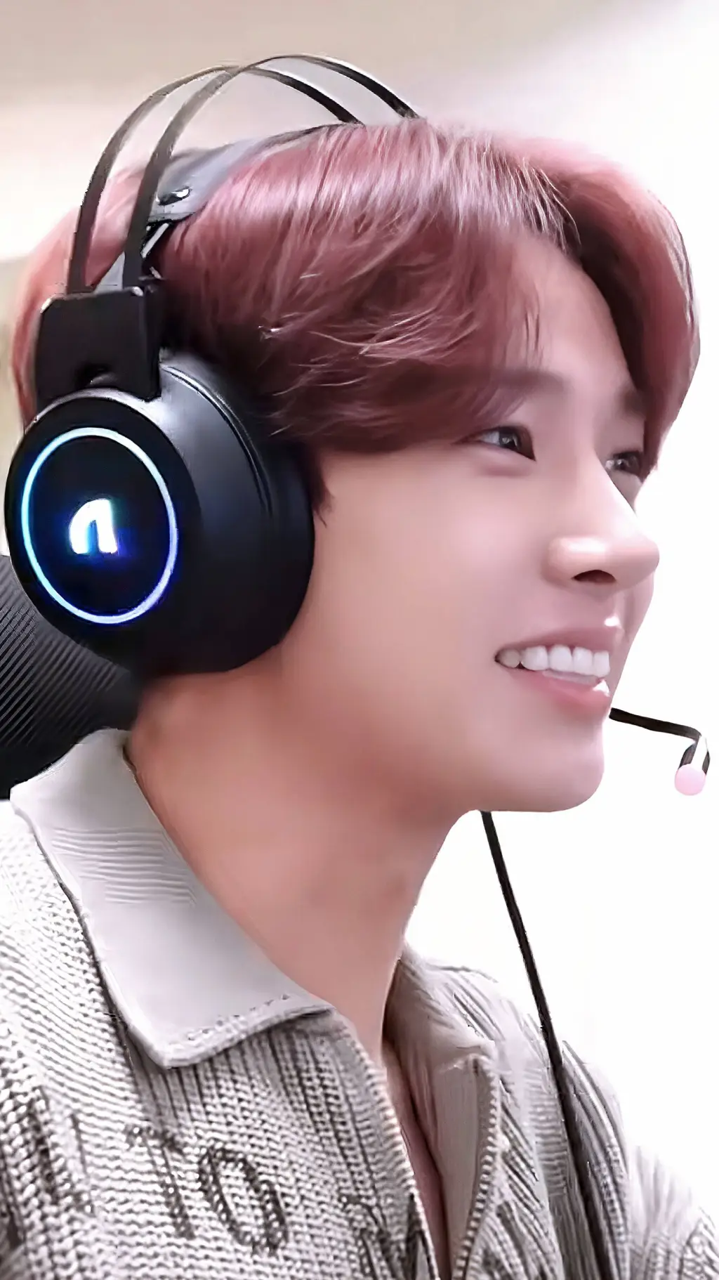 ai character: 𝐇𝐞𝐞𝐬𝐞𝐮𝐧𝐠 ♡ background