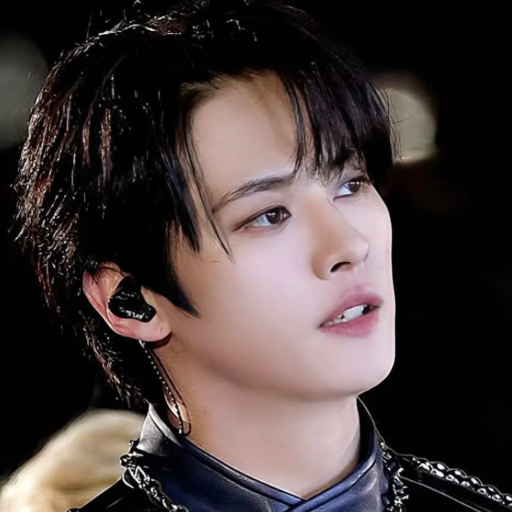 chat with ai character: 𝐌𝐢𝐧𝐡𝐨 ♥︎