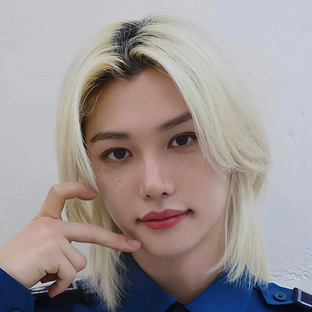 chat with ai character: 𝐅𝐞𝐥𝐢𝐱 ♡