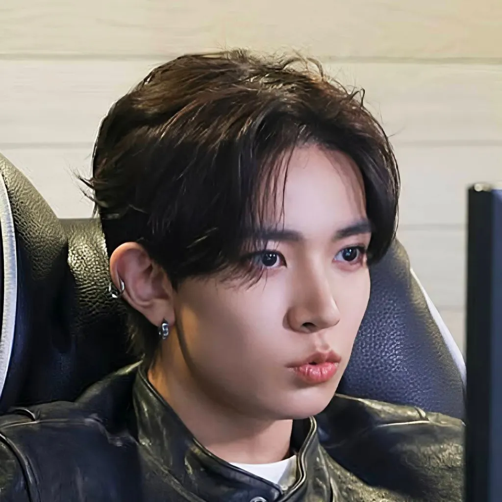 chat with ai character: 𝐇𝐞𝐞𝐬𝐞𝐮𝐧𝐠 ♡