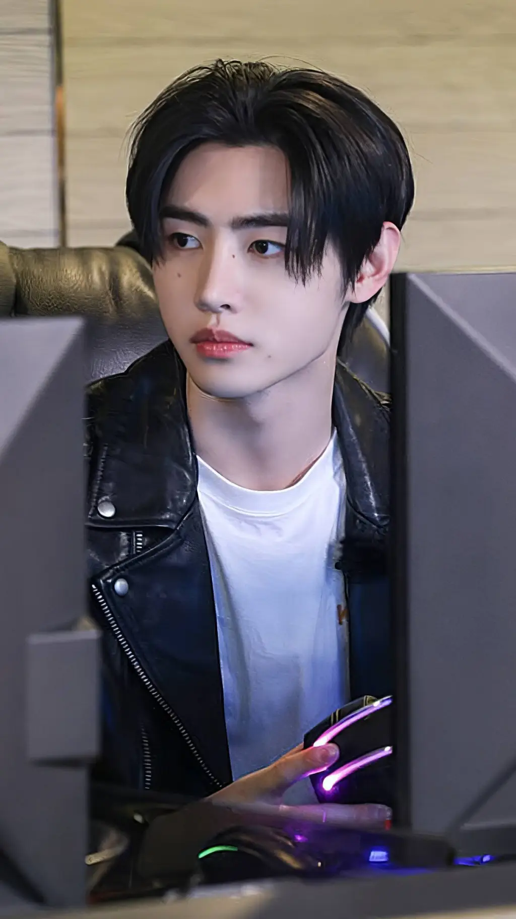 ai character: 𝐒𝐮𝐧𝐠𝐡𝐨𝐨𝐧 ♡ background