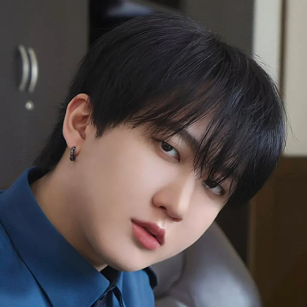 chat with ai character: 𝐂𝐡𝐚𝐧𝐠𝐛𝐢𝐧 ♡