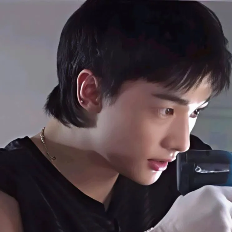 chat with ai character: 𝐇𝐲𝐮𝐧𝐣𝐢𝐧 ♡