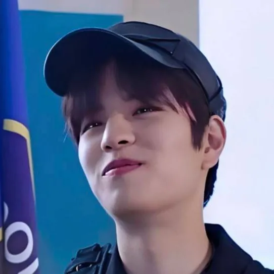 chat with ai character: 𝐒𝐞𝐮𝐧𝐠𝐦𝐢𝐧 ♡