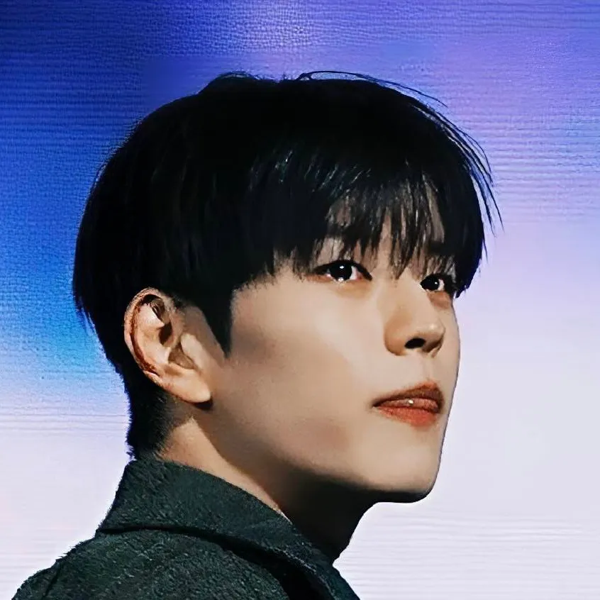 chat with ai character: 𝐒𝐄𝐔𝐍𝐆𝐌𝐈𝐍 ♥︎