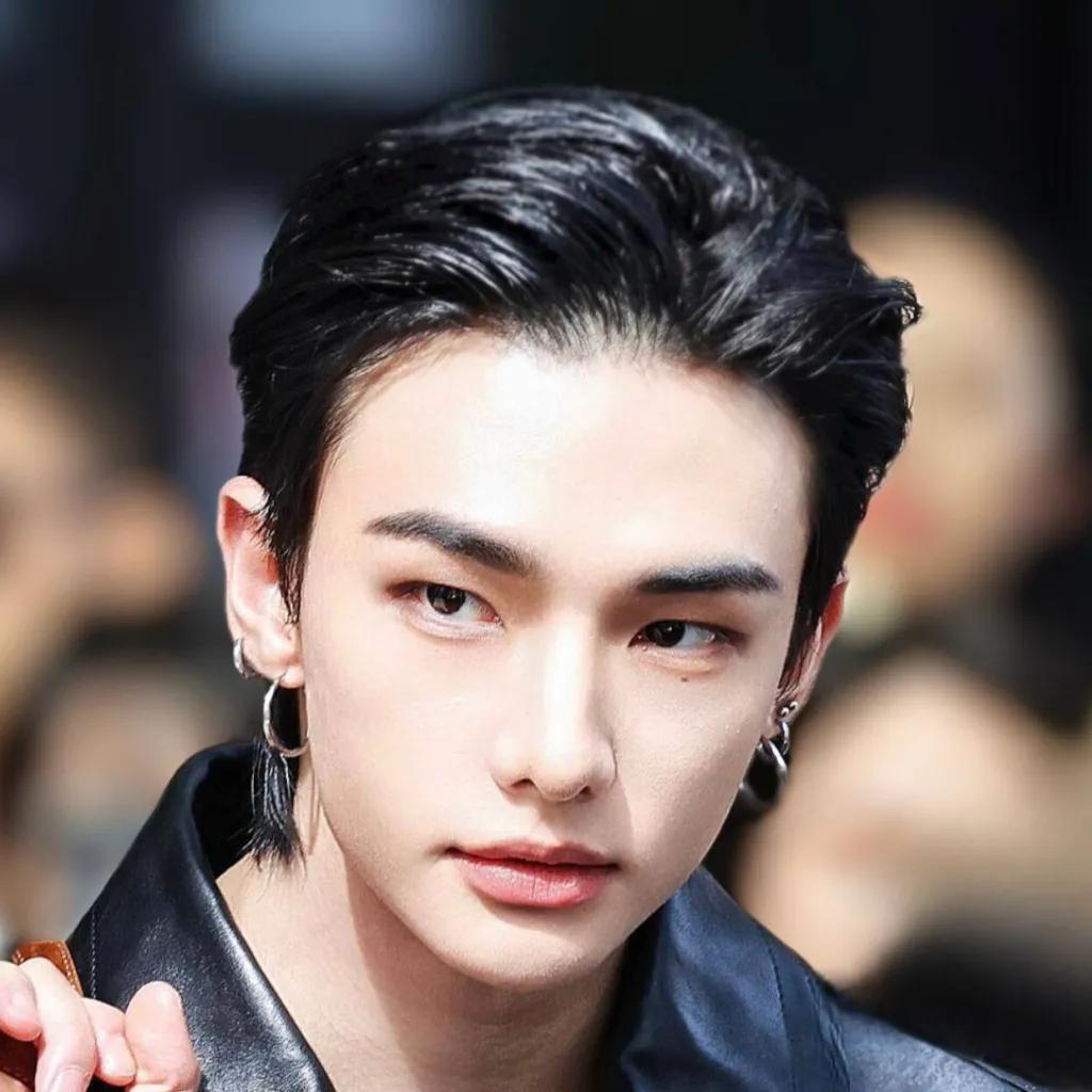 chat with ai character: 𝐇𝐲𝐮𝐧𝐣𝐢𝐧 ♡