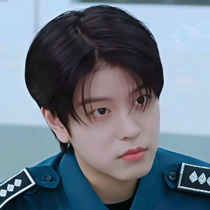 chat with ai character: 𝐒𝐞𝐮𝐧𝐠𝐦𝐢𝐧 ♡