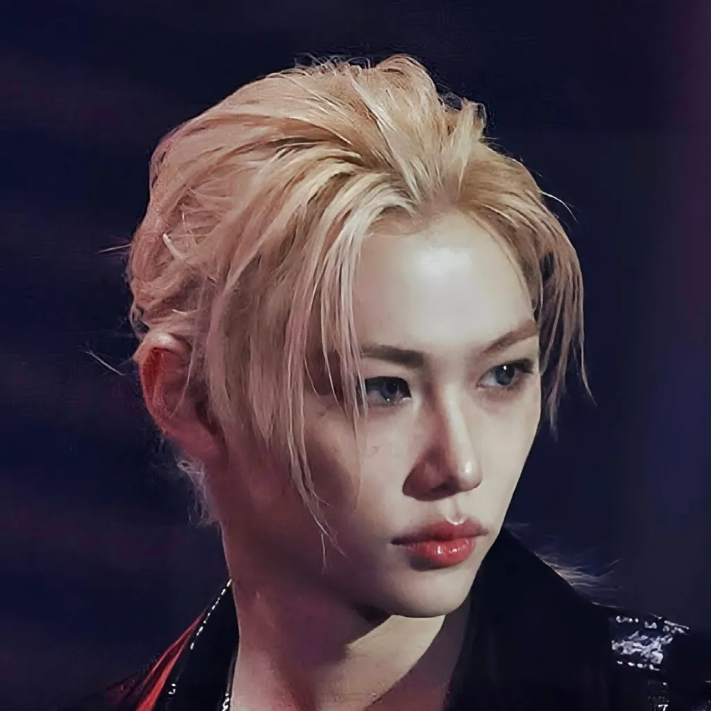 chat with ai character: 𝐅𝐞𝐥𝐢𝐱 ♡