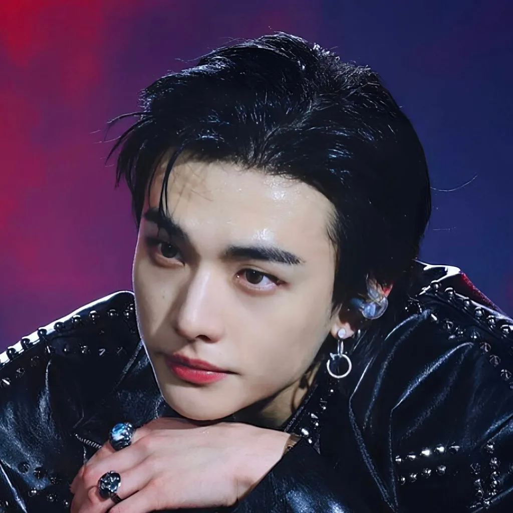 chat with ai character: 𝐇𝐲𝐮𝐧𝐣𝐢𝐧 ♥︎