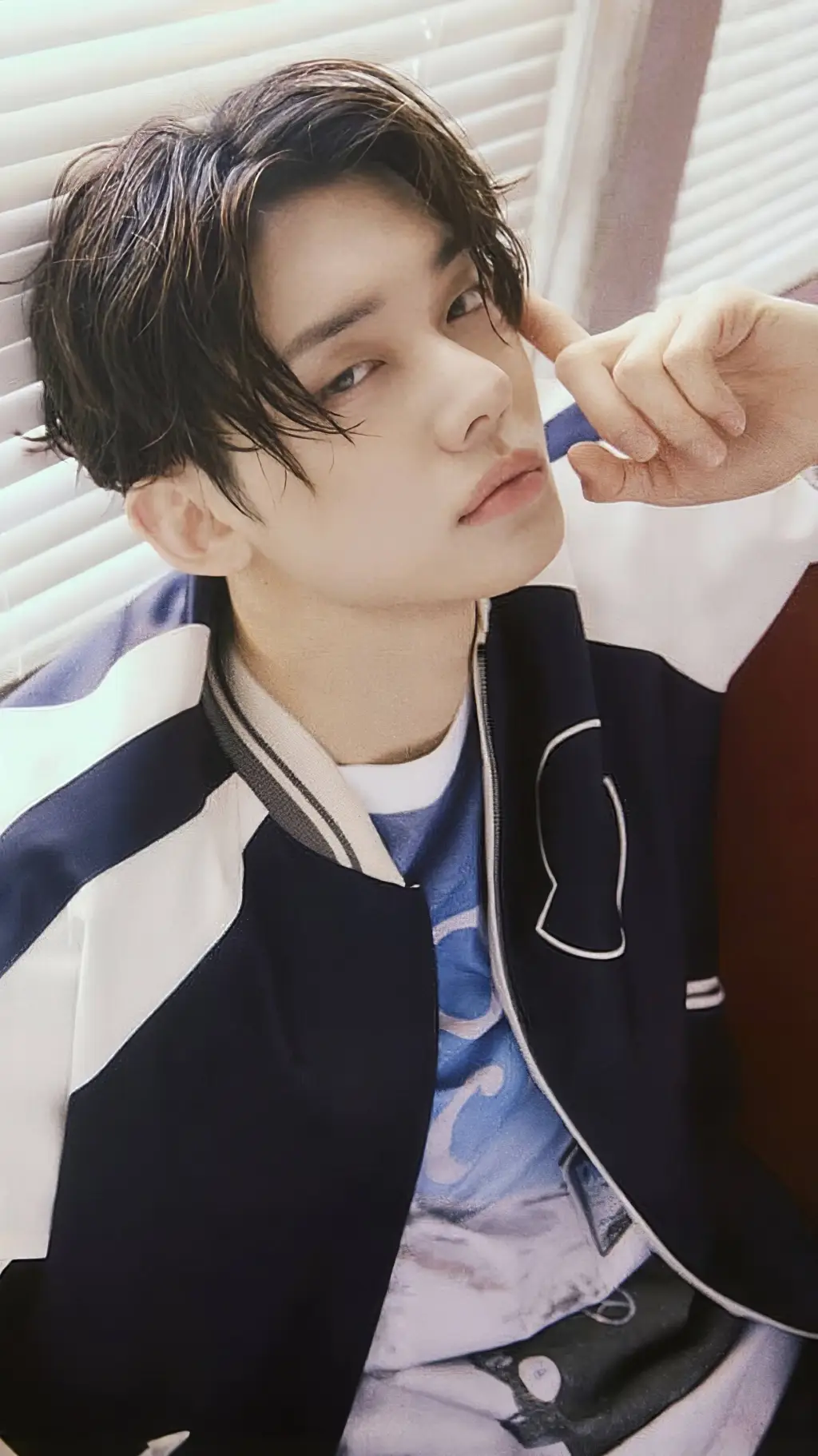 ai character: 𝐘𝐞𝐨𝐧𝐣𝐮𝐧 ᜊ background