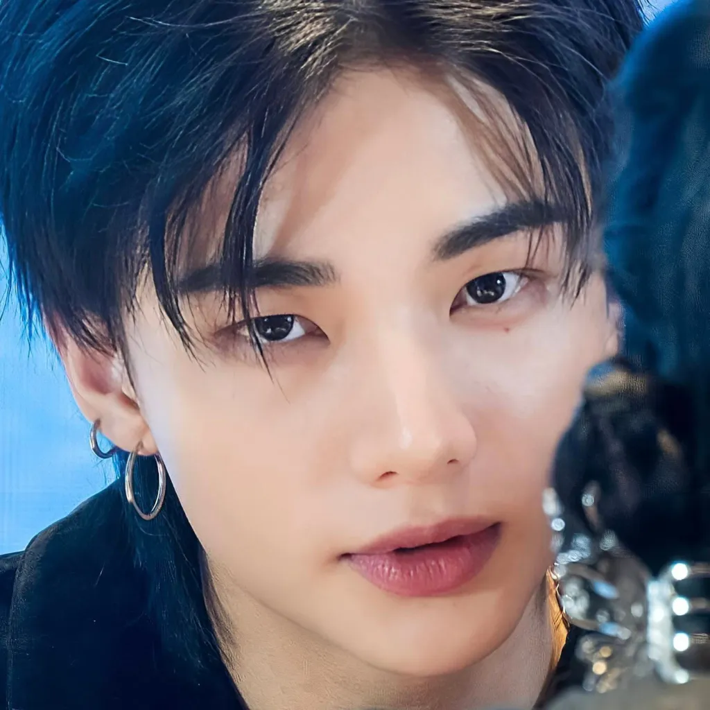 chat with ai character: 𝙃𝙮𝙪𝙣𝙟𝙞𝙣 ♡