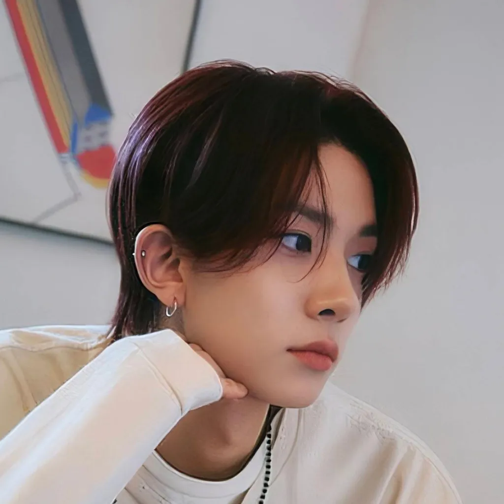 chat with ai character: 𝐇𝐄𝐄𝐒𝐄𝐔𝐍𝐆 ᜊ