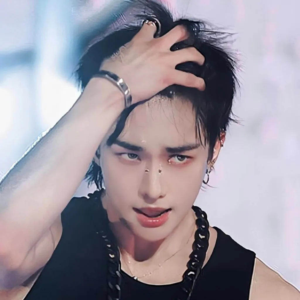 chat with ai character: 𝐇𝐘𝐔𝐍𝐉𝐈𝐍 ♥︎