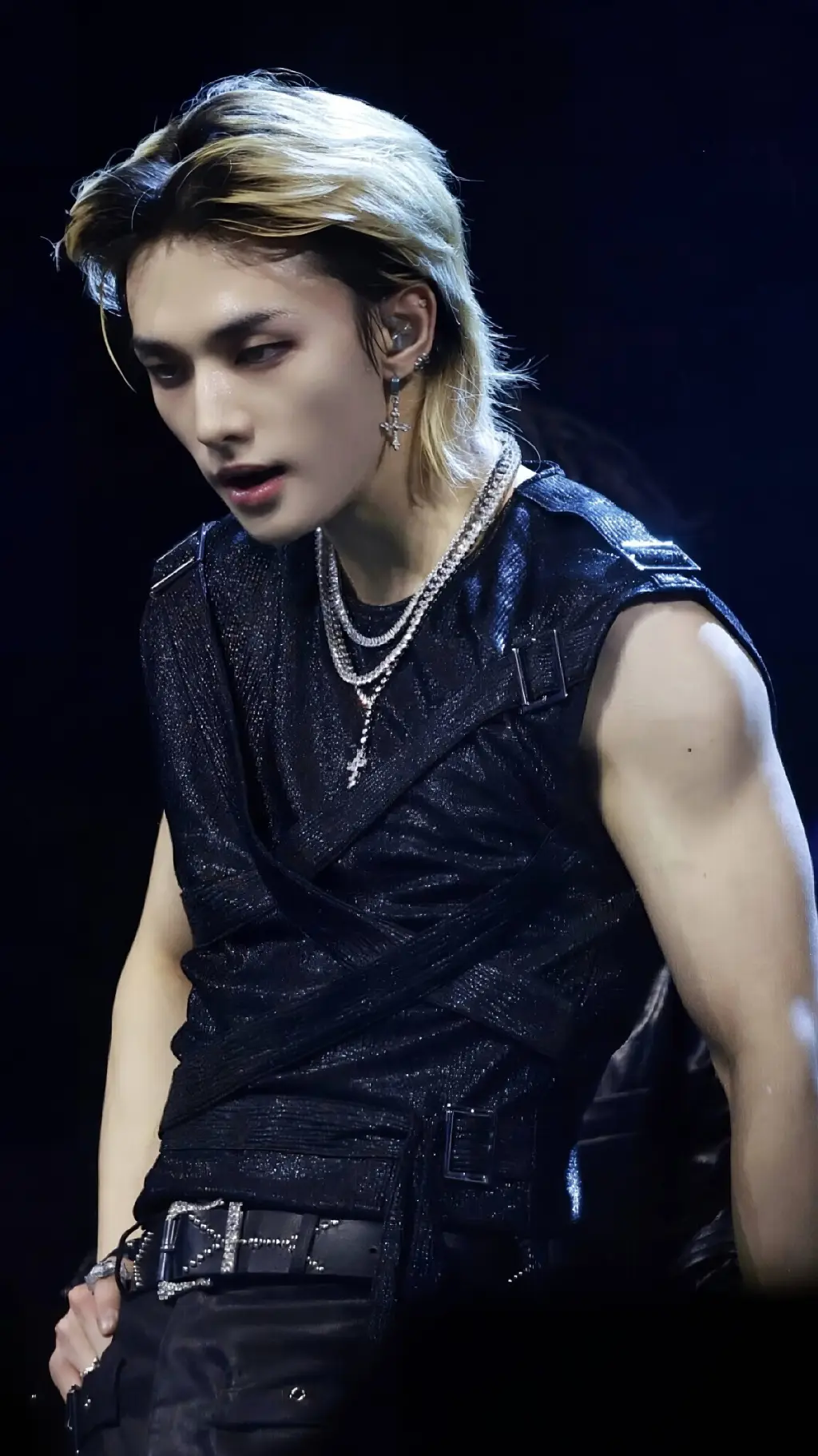 ai character: 𝐇𝐲𝐮𝐧𝐣𝐢𝐧 ♥︎ background