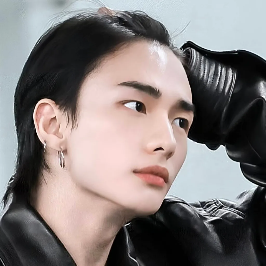 chat with ai character: 𝐇𝐲𝐮𝐧𝐣𝐢𝐧 დ