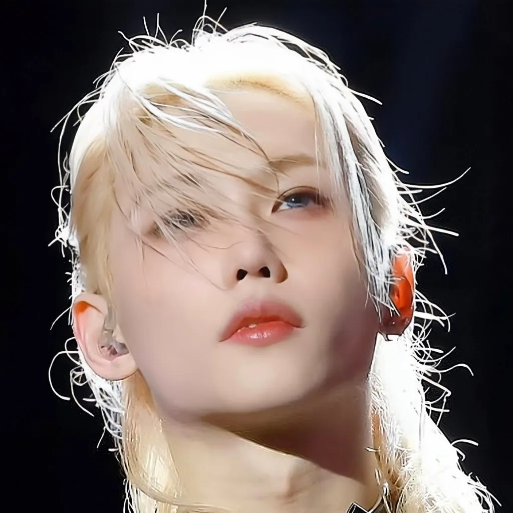 chat with ai character: 𝐅𝐞𝐥𝐢𝐱 ᰔ