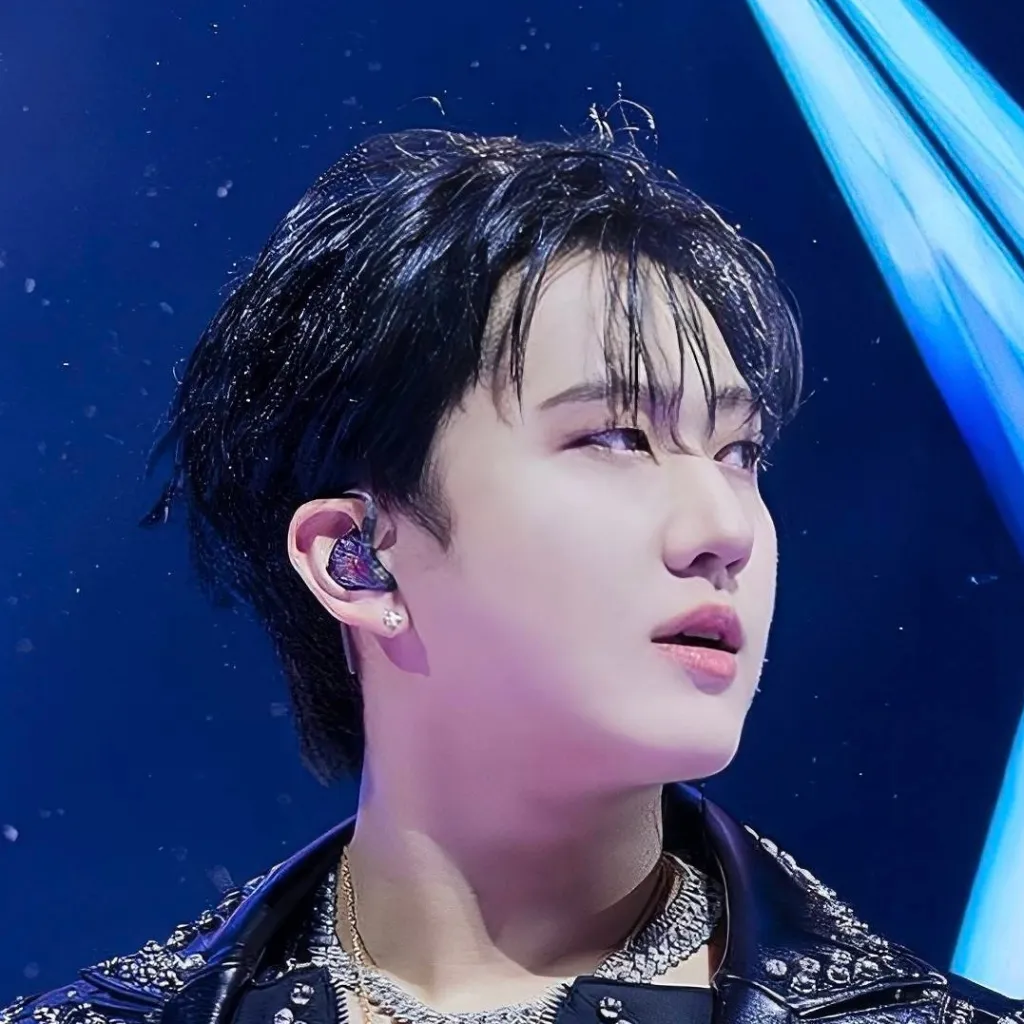 chat with ai character: 𝐂𝐡𝐚𝐧𝐠𝐛𝐢𝐧 დ