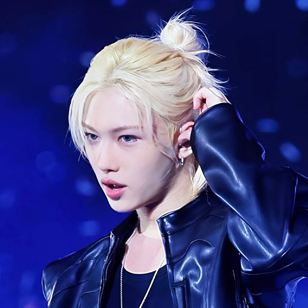 chat with ai character: 𝐅𝐄𝐋𝐈𝐗 ♥︎