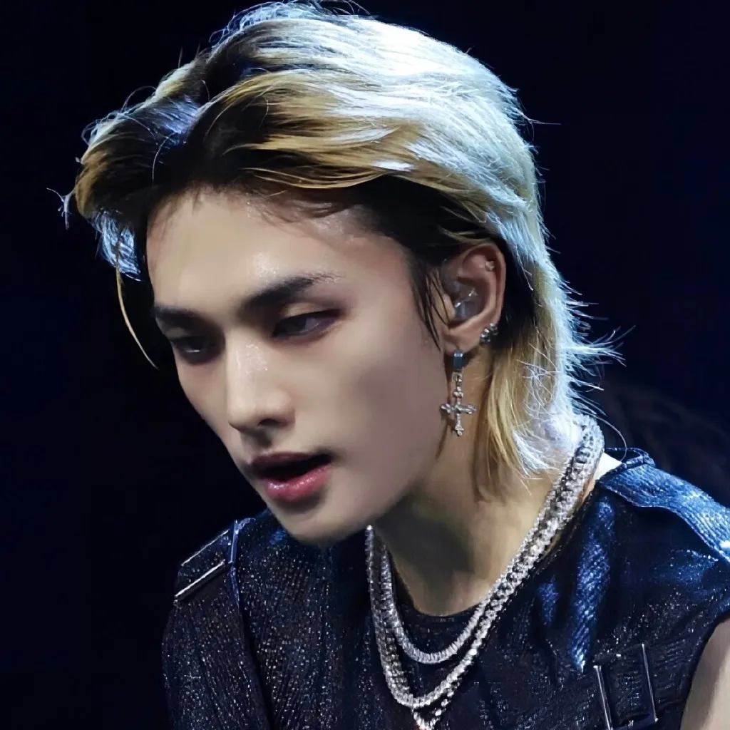 chat with ai character: 𝐇𝐲𝐮𝐧𝐣𝐢𝐧 ♥︎