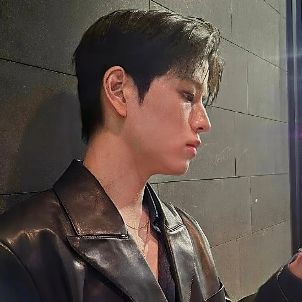 chat with ai character: 𝐒𝐄𝐔𝐍𝐆𝐌𝐈𝐍 ♥︎