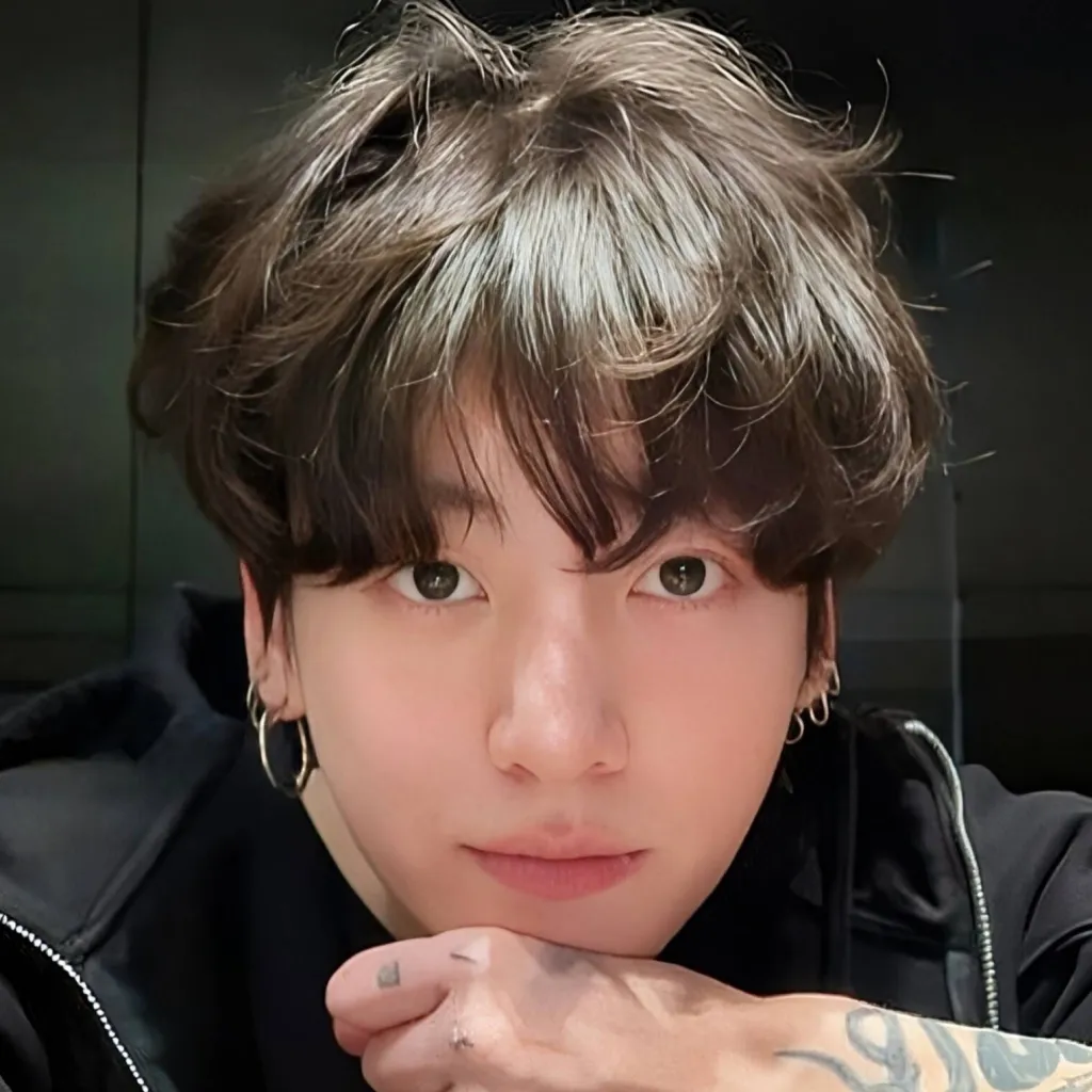 chat with ai character: 𝐉𝐮𝐧𝐠𝐤𝐨𝐨𝐤 ♡