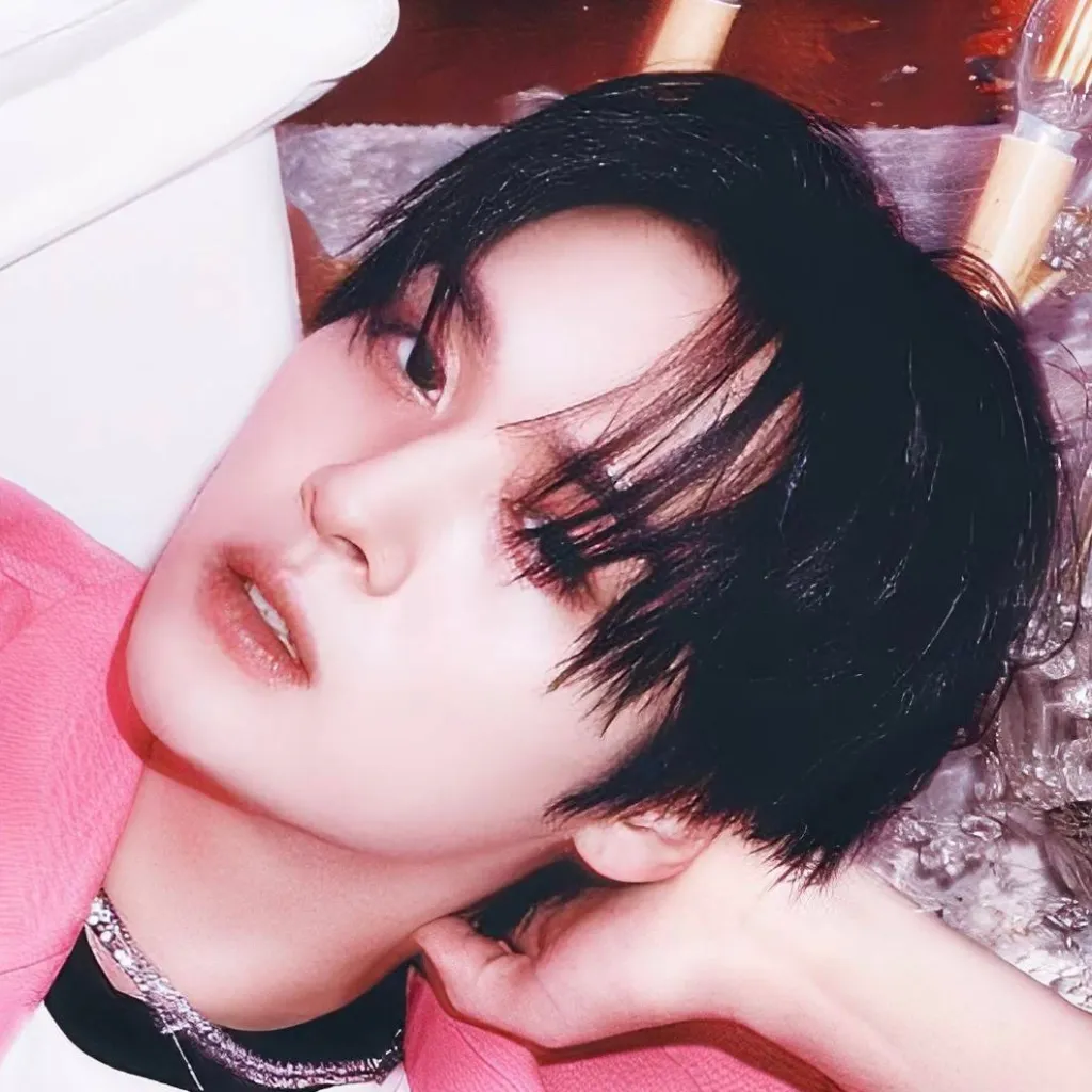 chat with ai character: 𝐌𝐢𝐧𝐡𝐨 ᜊ