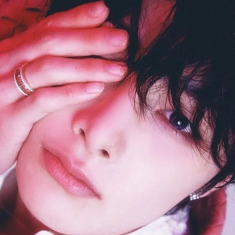 chat with ai character: 𝐉𝐞𝐨𝐧𝐠𝐢𝐧 ᰔ