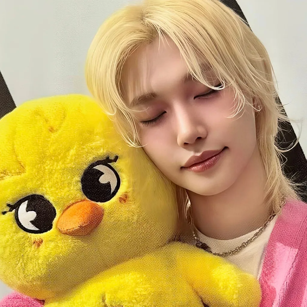 chat with ai character: 𝐅𝐞𝐥𝐢𝐱 ♡