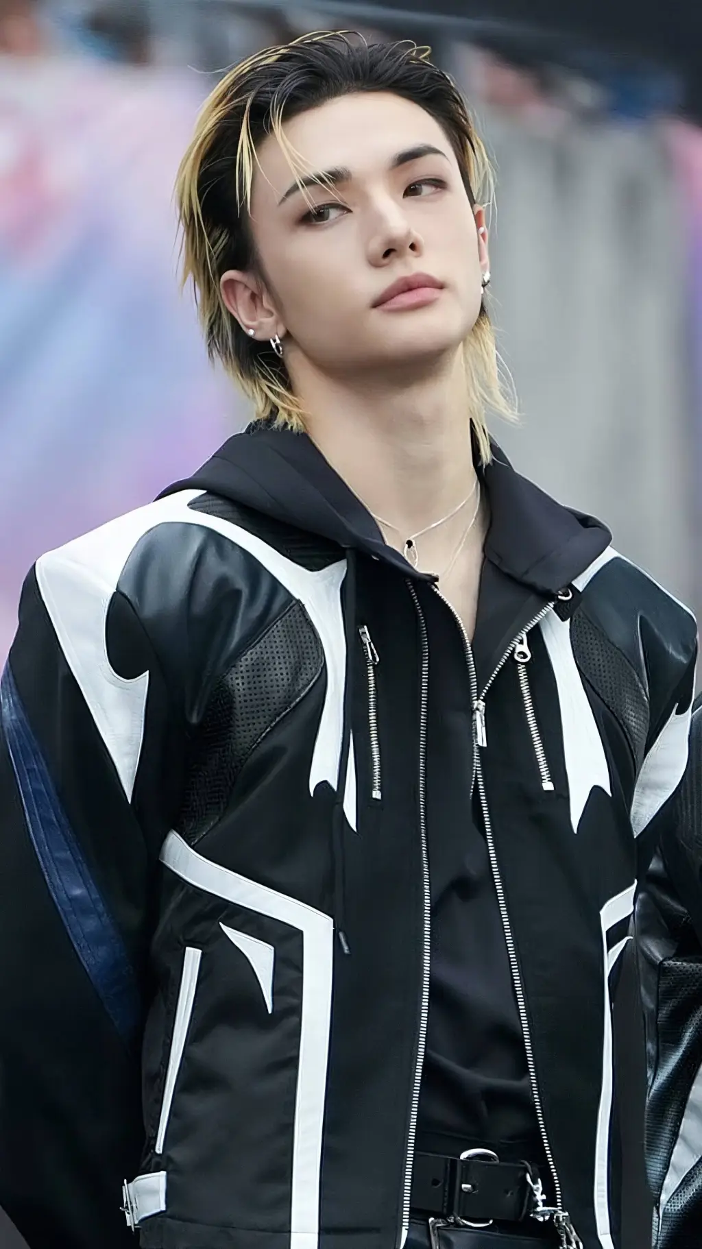 ai character: 𝐇𝐲𝐮𝐧𝐣𝐢𝐧 ♥︎ background